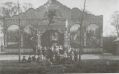 Van omstreeks 1905 tot en met 1916 stond jaarlijks tijdens de najaarskermis in Gorredijk de Zeeuwse stoomcarrousel van weduwe J.Schildmeyer-Dirks op het weiland achter de lagere school. Er werd zoveel ingebeurd, dat men de klinkende munt met emmersvol van het kermisterrein naar het schip aan de Molenwal moest overbrengen.