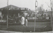 De Gorredijkster kermis in één van de jaren tachtig. De foto is, gelet op het verkeersbord, van voor de verkeersreconstructie. Nadien bleef tijdens kermissen het wegverkeer gebruik maken van de Nieuwstraat en werden alle kermisspullen bijeengestouwd aan de Noordoostkant ervan.