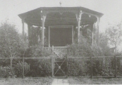 In mei 1926 werd deze muziektent van voor de lagere school naar de Nieuwstraat overgebracht. Notaris Jan van der Sluis stond daartoe een klein perceeltje van zijn tuin af. Op de zomeravonden vonden hier concerten door het Gorredijkster corps 'Ad Altiore Concordia' plaats en traden er zangkoren op. De lawaaiige jeugd leefde zich te vaak uit als stoorzender.