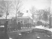 Kerkgangers passeren het voetbruggetje in Kortezwaag.