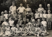 Openbare Lagereschool Kortezwaag 1957-1958. Achterste rij v.l.n.r.: Appie Postma, N.N., Hiltje Looyenga, Juf de Groot-Reinbergen., Chauffeur. 2e rij: Marinus de Vries, Sientje Pultrum, Elly Dijkstra, Luc Koopmans, Siepie de Vos, Otto de Vries, Teye v.d. Bij, Jan Seinstra, Wim van Dijk, Renske de Jong, Grietje Rozenberg, Arendje Bergsma. 3e rij: Anna Wil van Dijk, Harke Post, Jan Stoelwinder, Hannes de Vries, Rennie Hofstra, Hans v.d. Bosch, Eise Heida, Robbie Broers, Gerrit Kromsigt, Rink Post. 3e rij: Janna Rinsma, Lutske Dijkstra, N.N., Aaltje Veenstra, Alie Kromsigt, Loesje Blauw, Liesje Stoelwinder, Annie Jongsma, Annie Boomsma.