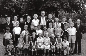 Openbare Lagereschool Kortezwaag 1951-1952. 1e rij v.l.n.r.: Juf Jikke Reijnbergen, Ekke Foppes, Tineke Pultrum, Oene Dijkstra, ....Bakker, Meester Berend Wapstra, N.N., Klaasje v.d. Heide, N.N., Harm Akkerman. 2e rij: Hille Klijnstra, Pieter v.d. Spoel, Jan Foppes, Dikkie Pultrum, Haitse Houwing, Roel Klijnstra, Sytse Klijnstra, Anne Klijnstra, N.N., Stoffel Bakker. 3e rij: Ritske Klijnstra, ...v.d. Heide, Tjitske v.d. Spoel, Ymke v.d. Heide, Jantje Akkerman, ...Houwing, Eise Dijkstra, Hylke Coehoorn, Dikkie Coehoorn.