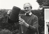 Meteoroloog weerman Hans de Jong en een neerslagmeter,Gorredijk 1984.