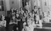 Hervormde school 1948. Vooraan rechts: Bertus Pietersma, Sjors Koopmans, Berend Visser, Esje Bruinsma. 2e rij banken: Siene Hes, Hans Cox, Lammie Brandsma, Hannelore Cox, Hinke Boerstra, Jeltje A. de Peereboom, Wieke Stoelwinder, Roelof de Jong, Annie Alstein, Matty Peereboom, Gryt Boerstra, Lucie Steenstra, Koosje Mulder, Jopie Hennekes, juf. Sietske de Jager.