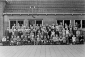 Gereformeerde school mei 1949. Bovenste rij v.l.n.r.: Juf. ten Hoeve, Hinke Maychzrak, Annie Lijzinga, Anneke de Vries, Henny Zetzema, Lemmy Lepstra, Anke Zwier, Jarich Moll, Koop de Vries, Sies Bouma, Joop Sia, Tineke Rudolphus, Trijntje Kamstra, Riek Hoekstra, Romke v.d. Veen, Jannus v.d. Velde, Meester Offringa. 2e rij: Elly van Ooijen, Grietje Tel, Janke Overwijk, Djoke v.d. Velde, Grietje Tjeerdsma, Hinke Tel, Tinie Alstein, Roel Tjeerdsma, Berend Hofma, Lenie Tjeerdsma, Tineke Verloop, Geke de Vries, Ate v.d. Werff, Syts Lieuwe Sytsma, Jitze Hoekstra, Tjitze Verloop, Piet Sikkema, Jan Rinsma. 3e rij: Meester Bierman, Henk Rinsma, Kor Overwijk, Henk Alstein, Elly Zetzema, Maarten Tel, Rietie Klijnstra, Oostenrijker,Helmar Putz, ...v.d. Woude, Gerrie Lepstra, Markus Hofma, Oostenrijker,?,?,Erich,(oostenrijker),?, Sietie v.d. Velde, Sjoukje Tel, Geke v.d. Woude, Ida van Hes, Tea Braam. 4e rij: Jan Maychzrak, Jan Klooster, Matty Maychzrak, Minke van Hes, Hillie v.d. Woude, Feikje Brouwer, Henk v.d. Veen, Jochum Zwier, Lammy Hoekstra, Sjouk v.d. Mark, Grietje Braam, Henk v.d. Veen, Witte Numan, Oeds Pannekoek, Griet Lepstra, Jannie Liemburg, Griet Braam, Jan Sla,?, Grietje Kamstra, Tineke de Vries, Matty Boomsma, Maaike Tel, ?.   