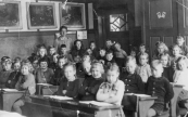 Gereformeerde school 1946, Laatste schooldag Juf. Hetsje Offringa. 1e rij links: Pietsje Tel, Annie Lijzinga, Sjoukje Tel, Elly van Ooyen, Tinie Alstein, Neeltje Meijer, Tea Braam, Koop de Vries, Roel Tjeerdsma, Ate v.d. Werff, Jitze Hoekstra, Joop Sla, Hinke Maychzrak, Romke v.d. Veen, Tjitze Verloop, Henkie van Hes, Grietje Tjeerdsma, Jan Rinsma, Hennie Zetzema, Janny Kronemeijer, Grietje Klooster. 2e rij: Geke v.d. Woude, Lemmy Lepstra, Sietie v.d. Velde, Syds Lieuwe Sytsma, Sies Bouma, Berend Hofma, Djoke v.d. Velde, Geke de Vries, Hillie Geertsma, Hinke Tel, Janke Overwijk, Engbert de Raad.    