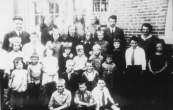 Gereformeerde school 1933. Bovenste rij v.l.n.r.: Meester v.d. Weij, Sietske v.d. Weij, Rikus v.d. Weij, Jeltje Cnossen, Piet de Vries, Meester L.Veerman. 2e rij: Sijmen Hoekstra, Albertje v.d. Weij, Meindert Hoekstra, Froukje Cnossen, Jeltje Hiemstra, Hendrikje de Haan, Klaas de Vries, Alie de Vries, Meint v.d. Weij, Albertje v.d. Weij, Gea de Vries, Juf. Buma. 3e rij: Sjoukje v.d. Weij, Henk v.d. Weij, Janke v.d. Weij, Trijntje Boltjes, Wiebe de Vries, Geert de Vries, Henk v.d. Weij. 4e rij: Bouwe Cnossen, Jan v.d. Weij (van meester). 5e rij: Geert de Vries, Jan v.d. Weij, Rikus v.d. Weij.