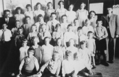 Gereformeerde school 1932. Bovenste rij v.l.n.r: Meester v.d. Weij, Rini de Raad, Griet Numan, Jissel Andringa, Albertje v.d. Weij, Geeske Numan, Wietske Hospes, Juf Benis, Meester L.Veerman. 2e rij: Jan v.d. Weij, Bouwe Cnossen, Hepke Geertsma, Mient v.d. Weij, Jaap Hospes, Hette v.d. Wal, Yt Brondinga, Luitzen v.d. Wal, Sietse Holtrop. 3e rij: Jan Andringa, Siebe Jan Numan, Fokke Houtsra, Sjouke Geertsma, Oene Hospes, Henk v.d. Weij, Broer v.d. Weij. 4e rij: Ietje Numan, Sietske Braam, Trijntje Boltjes, Sietske Geertsma, Betty Stobbe, Froukje Hospes. 5e rij: Jan Klijnstra, Gerrit Holtrop, Jan de Raad, Gerrit de Raad.  