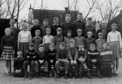 Openbare Lagerschool Kortezwaag voorjaar 1960. V.l.n.r. achter: Murk Brouwer, Hannes Bergsma, Fokke Veenstra, Jan Talsma, Hendrik Hijlkema, Jan Bleeker, Hendrik Coehoorn, B.Wapstra. 2e rij: Sjoukje Hielkema, Trijntje Post, Bonnie Duursma, Hiltje van Dam, Grietje Krist, Geertje Duursma, Grietje Hoen, Nienke van Dam, Hiltje Pultrum, Akke Rinsma. Voor: Jacob v.d. Bij, Sietse v.d. Spoel, Wobbe Rozenberg, Hotze v.d. Vliet, Riekus Bergsma, Jan Velde, Piet Stoelwinder, Jopie de Vos, Hendrik v.d. Bosch. 