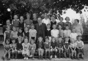 Openbare Lagereschool Kortezwaag 1954. Boven v.l.n.r.: Baarda (tijdelijk Onderwijzer), Hieke Spijkman, Hille Houwing, Saakje Houwing, Annie Bakker, Oene Dijkstra, Geesje v.d. Woude, Tineke Pultrum, J.de Groot-Reinbergen. 2e rij: Harm Akkerman, Dirk Pultrum, Roel Klijnstra, Dries Akkerman, Pieter v.d. Spoel, B.Wapstra, Ekke Foppes, Anne Bakker, Anne Klijnstra, Sietse Klijnstra, Stoffel Bakker. Voor: Hille Klijnstra, ....Klijnstra, Jan Foppes, Geertje Stoelwinder, Henk Coehoorn, Hiltje Houwing, Dirk Coehoorn, N.N., Haitse Houwing, N.N., N.N., Jansje Akkerman.