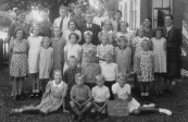 Openbare Lagereschool Kortezwaag 1941. Achter v.l.n.r.: Juf. T.de Jong-de Bildt, Rinze Hofstra, Sietse de Boer, Tjalling de Boer, Lubbert Eppinga, Jan Homans, Juf. Rozema, Juf de Groot-Reinbergen. 2e rij: Annie Bakker, B.Wapstra, Marie Dam, Wikje ten Hage, N.N., ....ten Cate. 3e rij: Doete Hoekstra, Luukje ten Hage, Imkje ten Hage, Meintje Hielkema, Zwaantje Homans, Geertje Hoekstra, Elske Eppinga, Aaltje Hielkema, Grietje Hoekstra. 4e rij: Anne Bakker, Joh. Brouwer en Jan ten Hage geknield. 5e rij: Imkje Bakker, Baukje Hoekstra, Hendrik Eppinga en Joke Foppes zittend.