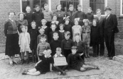 Openbare Lagereschool Kortezwaag 1939. Boven v.l.n.r.: Juf Reinsbergen, Juf Rietstra, Bouke Schotanus, henk Rudolphy, Evert de Jong, Juf de Jong, Hotse v.d. Mark, Koos Homans, Klaas Zandstra, Meester H.Bijlsma, Meester Wapstra. 2e rij: Tjitske Houwing, Trijntje v.d. Mark, Dete Simons, Rinske Simons, Tjitske Houwing, Sjoukje Stamhuis, Jannie Stamhuis, Annie Simmons. 3e rij: Mulder, Liesje de Jong, Zus Simons. 4e rij: Jan Homans, Eise de Jong, Hanke Staphorsius, Freek Simons. 5e rij: Eppie Zandstra, Mulder, Zus Rudolphy. 