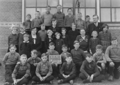 Openbare Lagereschool Kortezwaag 1936. Boven v.l.n.r.: Henk v.d. Wijk, Bart Hoekstra, Henk v.d. Vliet, Tjamme de Wit, Roel Rozenberg, Jan v.d. Wijk, Koos Homans, B.Wapstra (hoofd). 2e rij: Zus v.d. Wijk, Sjollie Petter, voor haar Zusje Rudolphy, T.de Jong-de Bildt, Wikje v.d. Wijk, Ijpie v.d. Vliet, met voor hen Geesje, Annie en Rinske Simons, Geesje v.d. Woude, T.de Groot-Reinbergen, Wiepkje de Wit, Sietske Rozenberg. 3e rij: Jan Stuiver, Joh. Staphorsius, Albert Hoekstra, Henk Rudolphy, Joh. Homans, Sieb Staphorsius. Voor: Joop v.d. Woude, Jacob Stuiver, Roelof Hoekstra, Harm Petter.