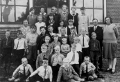 Openbare Lagereschool Kortezwaag 1932. Bovenste rij v.l.n.r.: Anneke Homans, Siep v.d. Wijk, Hinke v.d. Wijk, Aaltje Koen, Jantje Schotanus, Wietske Wissema. 2e rij van boven: Juffrouw J.de Groot-Reinbergen, Sjirkje Bijma, Anneke (Zus) Moll, Tinie v.d. Schoot, Jantje Blauw, Schoolhoofd W.de Haan, Juffrouw T.de Jong-de Bildt. 3e rij: Henny v.d. Schoot, Jan Homans, Jacob Bijma, Abel Blauw, Hans de Jong, Hannes Moll, Jan Koen, Hieltje Hofstra, George de Jong. 4e rij: Hiltje Bethlehem, ...van der Wijk, Wiekie v.d. Schoot, Wiebe Hofstra. 5e rij: Hendrik Hunneman, Rink Hofstra, Oene Hofstra. Geheel vooraan: Lute Bethlehem, Hannes Homans, Hillie Bethlehem, Haaye Bethlehem.