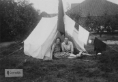 Jan Eisenga en zijn vrouw kamperen. De vlag van de Geheelonthoudersbond staat roerloos voor de tent.