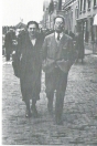 Het pas getrouwde stel voor de winkel van Rinsma, mei 1933