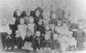 Een vroege foto van een klas van de Kortezwaagster Lagereschool. Namen onbekend.