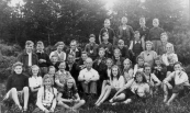 Openbare Lagereschool 1945-1946, naar Jeugdherberg Appelscha. Boven v.l.n.r.: Oene Vleeshouwer, Douwe Kussendrager, Tjibbe Wissema, Albert Alstein. 2e rij: Henk Kussendrager, Gerrit Pit, ''moeder'' Jeugdherberg, ''vader'' Jeugdherberg, Joop de Vries, Rennie de Haan, Tjeerd Looienga, Dirk Dunant, Meintje de Vries, Hans de Haan. 3e rij: Tjitske v.d. Kamp, Sietske Nijboer, Titie Kersbergen, Mw. De Wit, Jan W. Rudolphy, Ernst de Vries, Joop de Vos, Piet Wiegersma, Margje Hazewindus, Meester De Wit, Jopie Zwart, Tsjollie Annema, Jannie Jousma, Bertus de Vos, Wiepie Ringenoldus, Han de Wit. 4e rij: Tinie Kussendrager, Willie Lageveen, Tinneke van Wallinga, Pietje Piersma, Grietje Hornstra, Bjintze de Vos.   