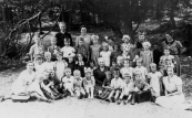 Openbare Lagereschool 1938-1939. Bovenste rij v.l.n.r.: Mevr. Nauta, Mevr. De Vries. 2e rij: Jan G. de Jong, Ruurd Sipkes, Fokke v.d. Duim, Rennie de Haan, Hiltje ?, Alie Kronemyer, Geertje de Vries, Sietse Wiegersma. 3e rij: Alie Drenth, Gretha v.d. Hoef, Jopie de Vries, Griet Scholte, Bjintze de Vos, Tjitske v.d. Kamp, Mevr. v.d. Kamp. 4e rij: Mevr. De Wit, Anneke Zwaga, Trijntje de Jong, Tine Zandstra, Itie Jousma, Jootje Jonkers, Rika Zwart, Frits Wiegersma, Henkie de Vries, Ankie de Boer, Aaltje Jonker, Pietje Huisman, Auke Coehoorn. 5e rij: Piet de Jong, Jopie de Vos, ?, Rensje de Jong, Han de Wit, Tinie Nauta, Juf v.d. Zwaag, v.d. Heide, Ernst de Vries, ?, Piet Wiegersma, Juf Apeldoorn.