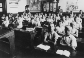 Openbare Lagereschool 1935, klas 4 (helft) en 5. Onderwijzer Jouke de Vos. 1e rij banken v.l.n.r: Steffen v.d. Werf, Piet Faber, Esje Colthof, Dineke Oosterhof, Klaas Wissema, Sint de Jong, Alie de Jong, Dineke Homans, Fimmie Wissema, Roel van Zinderen. 2e rij banken: Folkert Coehoorn, Pim v.d. Meulen, Dirk de Boer, Wimmie Drenth, Auke de Haan, Feike Crom, Willie Pothof, Andrea Hofman, Corrie Beenen, Henk Jonkers, Jan Nijenhuis,(tijdelijk bij Foppes). 3e rij banken: Tinus Krist, Siepie Huisman, Aukje de Vos, Piet de Groot, Rienie v.d. Vlugt, Jaap Velde, Germ Hofma, Aafje Klazema, Alie Foppes, Roelie de Groot, Betie Hemkes. 4e rij banken: Froukje Velde, Aaltje Bergsma, Anne Jongsma, Jan Rudolphy, Tinie Bosma, hendrik Bakker, Broer (Ane) Liemburg. 