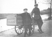  De bakkerskar van W.Blaauw met een onbekende jongeman.