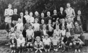 Openbare Lagereschool 1953. Boven v.l.n.r.: Meester Meeter, Rennie Wijnstra, Eise Heida, Anne Mulder, Tim Popma, Lutske Eyer, Albert van Apeldoorn, Wiepe de Jong, Geert de Vries, Mevr. De Lange, Meester De Jong, Brugt Mulder. 2e rij: Jan Betten, Johan de Jong, Hennie Jelsma, Oenie Hofstra, Martien Bergsma, Cobie v.d. Meer, Mevr. De Boer, Anneke Piersma, Auke Hoekstra. 3e rij: Jan Eisenga, Piet Hofstra, Lieuwe Bouma, Haaie Annema, Herman Dijkstra, Joke Foppes, Sjoekje de Lange, Dirk de Jong, Sjouke Bleeker, Geertje Bonnema, ?. 4e rij: Thea Tuininga, Puck Blauw, Rinie v.d. Werf, Jannie Beenen, Willie de Boer, Ellie Schaap, Jan Vonk, Eldert Krist. 