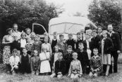 Openbare Lagereschool 1952-1953. Boven v.l.n.r.: Meester De Jong, Juf De Jong, ?, Rutger Terpstra, Hennie Dijkstra, Brún Bruinsma, ?, Jaap Zondervan, ?, Wiebe Renkema, Marten Piersma, Jan Schippers, Wilco Krikke, Egbert Slot, Bennie Eppinga, Johan Tuininga, Cobie v.d. Velde. 2e rij: Wiebe Krist, Froulien Bergsma, Gerard Zondervan, ?, Haayo Piersma. 3e rij: Jan Wouda, Jan Hylkema, Douwe Dijkstra, Boukje Donga, Sietse Geertsma, Dirk Skippers, Reitse Koelstra. Achter: Mevr.De Jong, Chauffeur Joop Oenema, Chauffeur De Vries. 