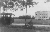 De tram van Drachten voor Louswold te Beetsterzwaag.