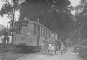 De Gooise motortram rijdt hier in 1930 de Hoofdstraat van Beetsterzwaag binnen.