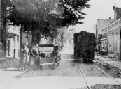 De tram in de Hoofdstraat van Beetsterzwaag in 1939.