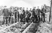 Deze arbeiders in dienst bij de N.T.M. zijn bezig met de aanleg van de tramlijn van Gorredijk naar Assen. Ze zijn hier inmiddels gevorderd tot de Leffertshutte onder Wijnjeterp. 6e van links de voorman S. Schiere, 4e van rechts Egbert de Boer.
