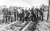 Deze arbeiders in dienst bij de N.T.M. zijn bezig met de aanleg van de tramlijn van Gorredijk naar Assen. Ze zijn hier inmiddels gevorderd tot de Leffertshutte onder Wijnjeterp. 6e van links de voorman S. Schiere, 4e van rechts Egbert de Boer.