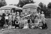 penbare Lagereschool 1950. Boven v.l.n.r.: Lageveen, De Vries, Mevr. Brons, Alie v.d. Kamp, Geetje de Jong, Reina Kamphuis, Jopie v.d. Hoef, Heite Zonderman, Egbert Slot, Gerard Brons, Hans Zwart. 2e rij: Riekje Tolman, Cobie v.d. Woude, Geetje de Jong, Cissie Beenen, Martha Lageveen, Annie Kussendrager, Jan de Jong, Heinze Bakker, Cootje van Dam, Tineke Kluitenberg. 3e rij: ?, Marjan Bakker, Louise Bootsma, Jaap v.d. Wijk, Eeuwe de Jong, Abe Vleeshouwer, Douwe van Dam, Gerrit v.d. Duim, Jan Akkerman, Martin Wedman, Jan Hazewindus, Durk v.d. Zee. 4e rij: Fokje Biesma, Koop Kuiper, Joke Nijboer, Roel Kluitenberg, Zeeland, ?.