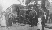 Bij het tramongeluk dat 11 aug. j.l. voor de pastorie te Langezwaag plaatsvond-  ontsporing van een locomotief en een passagiersrijtuig- liep alleen de maschinist 'n lichte wonde boven het oog op. De reizigers, onder wie verscheidene waren, die een pleizierreisje naar Olterterp maakten, kwamen allen met den schrik vrij.
(Uit de krant van 1911)