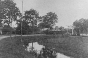 De tram op de lijn Drachten- Heerenveen passeert hier de brug bij de Knijpe, die op de grens tussen Opsterland en Schoterland lag.