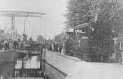 De tram neemt hier de gevaarlijke bocht bij de Lindegracht te Heerenveen.