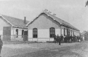 Het N.T.M station te Heerenveen in 1942 met de Gooise.