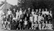 O.L.S. Gorredijk 1946-1947. Boven v.l.n.r.: Juf Zwier, Laurens Krikke, Marthie Kluitenberg, Jannie Annema, Fré Zwart, Janneke Bakker, Riekje Bakker, Cobie v/d Velde, Trienke Akkerman, Hennie v/d Zee, Haaie v.d. Kamp, Durk v.d. Duim, Corrie v.d. Velde. 2e rij: Eeuwe de Jong, Reitse Koelstra, Bennie Eppinga, Jan Wouda, Koop Kuiper, Tjitse Mast, Bert Zeeland, Annie v.d. Meer, Marthe v.d. Kamp, Gretha Lageveen, Douwe van Dam, Roelof Kluitenberg, Gerrit v.d. Duim. 3e rij: Jikke Annema, Annie Kussendrager, ...v.d. Meer, Sjoerd v.d. Meer, ...Mast, Wilco Krikke, Jan Hazewindes, Durk v.d. Zee, Jan Akkerman, Martha Lageveen, Marjan Bakker, Hans Zwart, Alie v.d. Kamp.