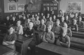 De Openbare Lagere school te Gorredijk in 1936. Met onderwijzer Jan Eisenga.