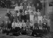 O.L.school op het schoolplein 1922. V.l.n.r. achter: Broer Lamerus, Jan van Dam, Henny Boelens, Hans Dijkstra, Abel Blauw, N.N., 2e rij: Mr. Visser, Minne Bijlsma, Mieny Ebbinge, Trijntje Bijlsma, Rienie Geveke, Akke Biesma, Marie Bouwer, N.N. 3e rij: Christine v/d Akker, Martha Bijlsma, Zus Beenen, Annie Faber, Adriaantje de Boer, Doetje Dijkstra, Mieke Ebbinge, Aaltje de Groot, Renske Drenth, Trijntje Bijlsma, Romkje de Boer. Voor: N.N., Jacob Bijlsma, Wiebren de Boer, Bonne Beun, Willem Drenth, Teun Glas, Albertus Drenth, Broer de Boer, Heine Drenth, Hendrik Beenen, Wilhelm Beenen. Op de grond: Folkert Coehoorn, N.N.