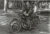 Een snelle FN motorfiets in Friesland. De heer H. Bottema uit Gorredijk op zijn FN type M67 uit 1926. Dit is een 500cc kopklepper. De motorfiets is voorzien van carbidverlichting en een fraaie duo-zitting.