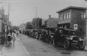 De automobiel van mijn opa Johannes Beenen. De foto is van een tocht voor de bejaarden uit Gorredijk, waarvan deze auto de voorste was. De start was in Gorredijk en de foto is genomen in Oosterwolde op 15 juli 1930, waar een pauze was. De auto is een Essex super six van 1925/26. Als chauffeur staat de heer A.Kramer naast de auto.

(Bron: Johan Beenen)