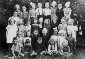 Hervormde school 1951. Bovenste rij: Ali Zijlstra, Tonny Koopmans, Jelly Peereboom, Nanda Bunschoten, Henk Dupon, Hinke Boerstra, Jannie Hes. 2e rij: Juf Kuiper, Jutta Boening, Sjoukje Bleeker, Jennie Boerstra, Tea Trip, Jikke Hes, Trijntje de Jong, Zwaantje Kampen, Ilse Cox, Jannie Boersma, Wiesje v.d. Wijk. 3e rij: ?, Cora Vooys, Lummie Boerstra, Koosje van Gink, Coby Lap, Teatske Hofstra. 4e rij: Klaas Oenema, Henk Jeninga, Jan Brandsma, Jan de Jong, Yme Bruinsma.