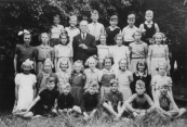 Hervormde school 1951. Bovenste rij: Siene Hes, .....Post, Roelof de Jong, Hans Cox, Berend Visser, Klaas Koelma. 2e rij: Matty Peereboom, Gryt Boerstra, Hannelore Cox, Meester Visser, Pietje Brandsma, Grietje Post, Gerrie Kampen, Jeltje A. Peereboom. 3e rij: Aukje Langius, Hannie Zijlstra, Lammie Brandsma, Irene van Gink, Esje Bruinsma, Annie Alstein, Elly van Gink, Klaske Hofstra, Loesje Hennekes. 4e rij: Bertus Pietersma, Sietse Hofstra, Wieke Stoelwinder, Sjors Koopmans, Luit Rappolt, Auke Hofstra.