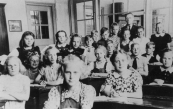 Schoolfoto uit 1948, klas 4,5,6,7, van de Hervormde school. Vanaf de voorste rij: Wietske Pannekoek, Lucie Hes, Inge Cox, Hinke Oosterhof, Maaike de Jong, Sjoukje Bruinsma, Annie Mulder, Wiepie Langhout, Jopie v.d. Schoot, Pietje Brandsma, Lou Schaafsma, Hessel Veenstra, Douwe Stoelwinder, Luitzen de Vries, Marinus de Jong, Gerard Cox, Renie Bruinsma, Wietse Pannekoek, Wimmie Steenstra, Griet de Vries, Meester Visser.