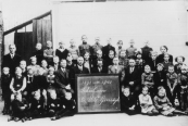 Hervormde school 1940 Bovenste rij: Meester Visser, Jan de Jong, Auke v.d. Molen, Roelof Steenstra, Tjeerd v.d. Bij, Sjoerd Peereboom, Gosse v.d. Molen, Gosse Koopmans, Marcus de Groot, Jan Buisman, Karst Overwijk, juf. Groen. 2e rij: Brant Visser, Bouwe Zuiderbaan, Hepke Krist, Douwe Lap, Harm Buruma, Henk Timmer, Pier Blauw, Klaas Zuiderbaan, Albert de Jong, Aukje de Groot, Trijntje Bakker, Riekje Mulder, Hennie Buisman. 3e rij: Annie Overwijk, Jitse Schaafsma, Anneke Oosterhof, Wouter Pietersma, Zus Visser, dhr. Steenstra, dhr. Timmer, dhr. Buruma, dhr. Bruinsma, dhr.a. Peereboom, Sjirk Bijma, Wietske de Jong, Henk Buruma, Willemke de Groot. 4e rij: ? ,Wiebe v.d. Bij, Oege de Jong, Marinus de Jong, Rink Peereboom, Hinke Bijstra, ?.