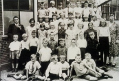 Hervomde school 1935 Bovenste rij: Hans Langhout, Jan Steenstra, Bertus Timmer, Bep de Snoo, Homme Peereboom, Albert de Jong, Siep Schuurmans. 2e rij: Meester Voortman, Hinke de Jong, Janke Langhout, Louwina Langhout, Gepke Dijkstra, Wiepkje v/d Bij, Wiesje Brouwer, Mieke Lap, Jopie Mulder, Geke Drenth. 3e rij: Karst Overwijk, Tjeerd v.d. Bij, Harm Buruma, Harmke Vissia, Sjoukje v.d. Iest, Gryt v.d. Bij, Geertje Bunschoten, Geertje Lap, Regina Hofmann, Annie Dijkstra, Juf.Stap. 4e rij: Sietse Steenstra, Jappie de Jong, Jan Koopmans, Kees Hoekstra, Douwe Lap, Gosse Koopmans. 5e rij: Klaas Overwijk, Henk Timmer, Sjoerd Peereboom, Jan de Boer, Lammert v.d. Wal.