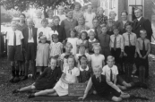 Openbare Lagereschool Kortezwaag 1941. V.l.n.r. achter: Trienke Looijenga, Anneke Kromsigt, Trijntje v.d. Mark, Joke de Jong, Saakje Houwing, Uilkje Koopmans, Jitske Houwing. 2e rij: Dirk Joustra, Wietse Leistra, Geert Krist, Tjitse Kramer, Tj. de Jong-de Bildt, Eise de Jong, Harm Kielstra, Johannes Kromsigt, J.de Groot-Reinbergen, B.Wapstra. 3e rij: Anna Krikke, Anna de Kroon, Neeltje Jansen, Mieke Looijenga, Auke Jongsma, N.N., Jelle, Sake en Lammert Koelma. Geknield: Geertje Krikke, Jantje Kramer, Janke Kromsigt. Vooraan: Sietse Lingsma 