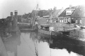 Ook de basculebrug werd in april 1945 door terugtrekkende Duitse genietroepen opgeblazen. Het herstel werd opgedragen aan Pieter Hazewindus, maar hij kon de kelder door aanwezigheid van drijfzand niet droog krijgen. Het werk werd overgenomen door Gerrit Roorde uit Tijnje die daarvoor zwaarder materiaal tot zijn beschikking had.