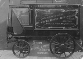 Bij de firma M. Oostwoud in Franeker werd rond 1920 deze bestelwagen (of rijdende winkel) voor W. de Graaf in Gorredijk gebouwd. ( Foto via Bauke S. Posthuma, Harlingen.
Ex Oostwoud werknemer.)